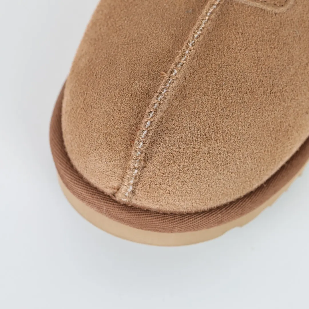 Pick up locally 💰520 Core recommendation with good price It is a very suitable choice for home use. In recent years, uug has launched a series of styles, which are partially geared towards the preferences of young consumers and have also moved to the forefront of fashion trends. Shoe body material: water-repellent coated suede upper, 17 mm UGGPURE™ implantable wool insole, lightweight non-slip and comfortable rubber outsole, with brand LOGO and trademark, with full packaging Size: 35 36 37 38 39 40